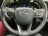 左右のスイッチ類が手元にまとまり、運転姿勢を大きく崩さず各種の車両機能にアクセスできます。握る部分には凹凸があり、赤いステッチが室内の差し色と調和。メーター表示も見渡しやすい配置です。
