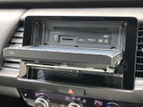 画面が開いた状態で、ディスクの挿入口や各種表示が確認できます。車内で映像などを楽しみたいときに活用でき、画面を閉じれば前面をすっきり保てる、日常使いにも便利な装備です。