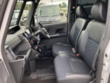 機能的な運転席周りのデザインです。操作しやすい配置で、安全運転をサポートします。