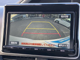 後方の映像に加えてガイド線も表示され、駐車時に車両と周囲の位置関係を確認する目安になります。画面で後方を見ながら駐車操作を行えるため、狭い場所での車庫入れにも役立ちます。