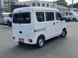 右斜め後ろからの特徴的なフォルム。狭い路地裏でも運転しやすそうな小回りが利くコンパクトボディ♪
