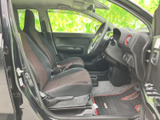 前席は視界が開けており、運転席から前方や左右を確認しやすいレイアウトです。シートには赤いラインがあしらわれ、足元もすっきり。日常の乗り降りにも使いやすい空間です。