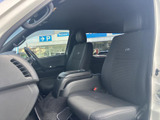 運転しやすい配置のスイッチ類が、スムーズな操作をサポートします。視認性も高く、安全運転を支援します。快適なドライブを。