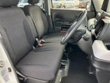 前席は左右が近く、運転席から助手席まで見渡しやすいレイアウトです。窓から光が入り、落ち着いた色合いのシートが日常の移動を快適に支える空間です。