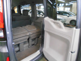 【わくわくゲート】お車の後ろが狭くても荷物をサッと積み込め、ヨコにもタテにも開くゲートです♪3列目シートから乗り降りする時にも便利です