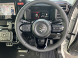 握りやすいステアリングで、快適なドライビングを実現。操作性に優れたスイッチ類が、運転操作をサポートします。