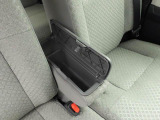 フロントセンターアームレスト。蓋つきの収納スペースになってエコバッグや運転用の眼鏡やサングラスなどをしまっておくのにぴったり。