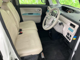 明るい色調のシートと大きく開けた窓により、運転席まわりは開放的な印象です。着座位置から前方を確認しやすく、足元にもゆとりを感じられる室内空間です。