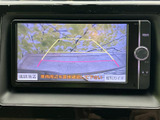 車両後方の映像に目安線が表示され、駐車時に周囲との距離感を確かめる手助けになります。画面上で進路の目安を確認でき、駐車操作時の安全確認をサポートします。