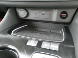 ワイヤレス充電器。置くだけで携帯電話を充電できます。電源ソケットもあります