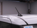 スタイリッシュなルーフアンテナを装備。ボディデザインに馴染むコンパクトな形状で、すっきりとした外観に仕上がっています。また、受信感度が良いのも特徴です。