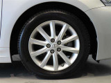 純正のアルミホイール装着車です。タイヤサイズは205/55R16です。