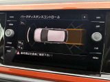 障害物との距離をセンサーで検知するパークディスタンスコントロール。音とディスプレイ表示で駐車時の安心感を高めます。