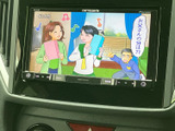 画面でテレビ番組や映像を楽しめる装備です。停車中の待ち時間に視聴でき、車内で過ごす時間の選択肢が広がります。画面上で映像を確認できるため、休憩時にも活用いただけます。