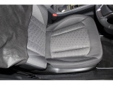 ゆったりと座ることができる運転席シート。
