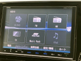 CD・DVDやFM・AM、テレビ、iPodなど、選べる音源が画面に分かりやすく並びます。お好みのメディアを選びやすく、日々の移動時間に合わせて活用できる装備です。