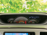 速度計や各種表示が運転席前方にまとまり、走行に必要な情報を確認しやすい配置です。デジタル表示も備わり、運転中に視線を大きく動かさず必要な情報を把握しやすくなっています。