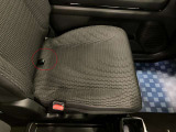 【シートアンダーボックス】座面に付いているこの紐を引っ張ると