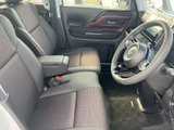 広々とした室内空間が快適。運転席からの視界も広く、操作性も良好です。長距離ドライブでも疲れにくい設計です。