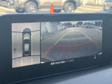 後方の映像に加えて車両周囲を俯瞰した表示も確認でき、駐車時の周囲確認をサポートします。画面上のガイドも目安になり、車庫入れや狭い場所での駐車に便利です。