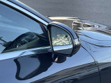 【ブラインドスポットアシスト】走行中車両の斜め後ろの死角エリアをモニタリングし、ドアミラー内蔵のインジケーターを点灯させて注意喚起し、安全な走行のサポートをします。