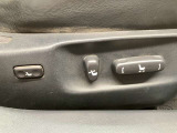 【パワーシート】電動でシートポジションの変更が可能です。手動式より細かくシート設定が可能ですのでより快適な姿勢でドライブを楽しんで頂けるでしょう。