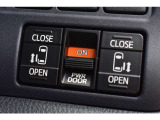 両側電動スライドドアも装備され、運転席スイッチからも開閉可能でございます♪