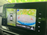 後方の映像に加えて車両周辺を確認できる表示があり、駐車時の安全確認をサポートします。目視とあわせて周囲の状況を把握しやすく、駐車場での切り返しにも役立つ装備です。