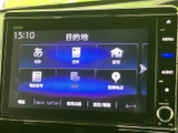 画面には目的地の検索方法が見やすく並び、名称や住所などから選べる案内画面です。周囲にはメニューや音量の操作部も配置され、必要な項目を確認しながら操作しやすい構成です。