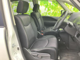 前席はヘッドレストと背もたれが備わり、運転席から助手席まで落ち着いた色合いで統一。前方の視界も広く、乗り降りしやすい開口部から座席の様子を確認できます。