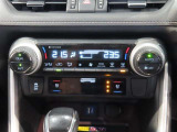 左右独立温度コントロールフルオートエアコンです。運転席、助手席それぞれで独立して温度設定ができます。冷え性の方が乗っても安心ですね♪