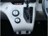 【オートエアコン】1年中快適な室内を提供!車内温度を設定すると、風量を自動で調整してくれます。