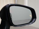 隣車線を走る車両をレーダーで検知し、ドアミラーでは確認しにくい後側方エリアに存在する車両に加え、急接近してくる車両も検知します。車両を検知するとドアミラーに搭載されたLEDインジケーターが点灯します。