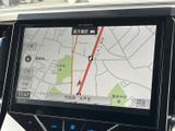 快適なドライブをサポートするナビゲーションシステム。目的地設定やルート検索も簡単に行えます。