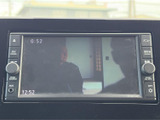 停車中に、番組や映像を楽しめるTV機能。移動時間も有効活用できます。後部座席の方も快適に過ごせる装備です。