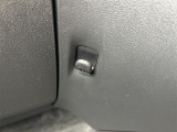 フックに掛けておけばブレーキを踏んだ瞬間に荷物が足元に落ちる心配もありませんね。