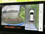 後方確認をサポートするモニター。車庫入れや狭い道での運転も安心です。ガイドライン表示で、正確な駐車操作をアシストします。周囲の状況を把握しやすく、安全運転に貢献します。