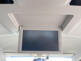 【リヤエンターテインメントシステム】後席にお座りの方も大満足の、人気メーカーオプションを装備。専用の音響システムと、大画面のモニターで移動中もDVD等をお楽しみいただけます。
