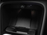 対応機種のスマートフォンを、トンネルコンソールの下のラバープレートに置いておくだけで充電可能。センターディスプレイの機能ビューを使用して、充電プレートのオンとオフを切り替えることができます。