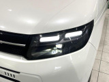 【LEDヘッドライト】悪天候や夜間走行時も良好な視界を確保し安心して運転できる高輝度LEDヘッドライトを装備!点灯速度が早く、消費電力も抑えられています。