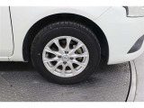 タイヤサイズは175/70R14になります。溝数は約4ミリです。