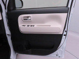 運転席・助手席ドアの内側にドアポケットが装備されています。