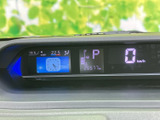 速度やシフト位置など、運転に必要な情報を画面で確認できる配置です。表示がまとまっていて視線の移動を抑えやすく、日々の運転をサポートしてくれます。