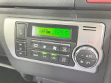 【オートエアコン】一度お好みの温度に設定すれば、車内の温度を検知し風量や温度を自動で調整。暑い&hellip;寒い&hellip;と何度もスイッチ操作をする必要はありません。快適な車内空間には必須の機能ですね♪