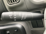 雨の日の視界を確保するワイパー操作を、スムーズに行えます。雨天時でも安全な運転をサポート。快適なドライブをサポートする機能です。