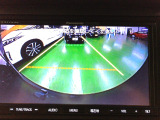 バックカメラの画像です。ガイドラインがスムースな車庫入れをサポートいたします。車庫入れの安心感がアップしますね。