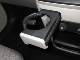 運転席と助手席の間にはドリンクホルダーがあります。取りやすい位置にありますからドライブも楽しくなりますね!