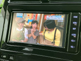 テレビ画面を備えており、停車中に映像や番組を視聴できます。ナビ画面と同じモニターで切り替えて使えるため、車内で過ごす時間にも活用いただけます。