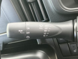 レバー上に作動位置の表示がまとまり、運転席から目で確認しやすい配置です。前後の窓に関する操作を手元で行え、雨の日の運転にも便利です。