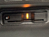 ETC車載器のお写真です。高速道路など、有料道路を通過する際には大変便利な装備ですね♪